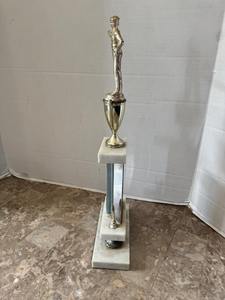 Trophée métallique gravé très demandé pour la reconnaissance des enseignants et les récompenses éducatives, disponible pour la vente en gros - Product Image 2