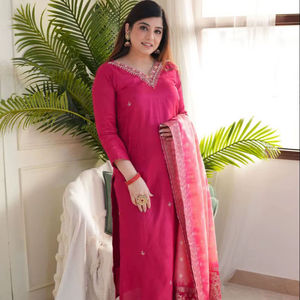 Ensemble Kurta Rose Moderne pour Femme en Tissu Vichitra avec Broderies et Dupatta – Tenue Ethnique de Créateur pour Fêtes, Automne, Hiver, Été - Product Image 1