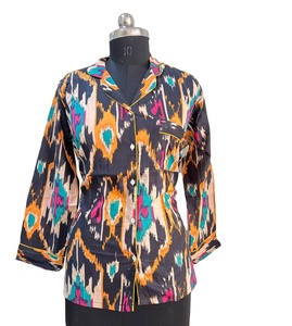 Blusa de satén floral negra elegante para mujer con manga larga con botones Noir Blossom Silk-Feel Top Sexy ODM Garden Print Shirt - Product Image 1