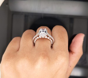 Anillo de compromiso de oro blanco de 14k con diamante de laboratorio de corte esmeralda, anillo solitario con micro pavé y halo, proveedor de anillos de boda de oro y diamantes - Product Image 5