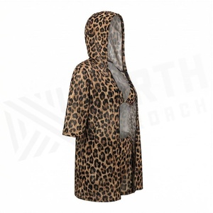 Ensemble bikini 3 pièces imprimé léopard pour femme avec short de plage à capuche et haut de maillot de bain à bretelles croisées - Product Image 3