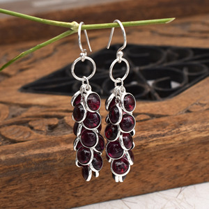 Boucles d'oreilles pendantes en grappe de cabochons ronds de grenat naturel, en argent sterling 925, faites à la main, style vintage bohème, design grappe de raisin - Product Image 1