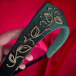 Diadema Ancha de Terciopelo Verde Oscuro Superior con Patrón de Hojas y Bordado de Cuentas, Accesorio de Moda para Mujer, Diadema de Boutique - Product Image 1