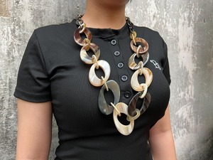 Collier en corne de buffle polie de forme naturelle, style moderne, fait main, écologique, couleur ambre miel naturel par Perfect Enterprises - Product Image 2