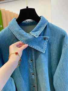 De las reuniones de oficina a las fiestas de fin de semana, estas prendas multiusos son esenciales para cada chica moderna y para mujeres. Tops de mezclilla. - Product Image 6