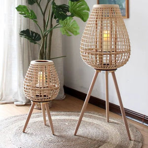 Portavelas de ratán natural para una decoración acogedora del hogar que crea luz ambiental cálida en espacios interiores y exteriores. - Product Image 1