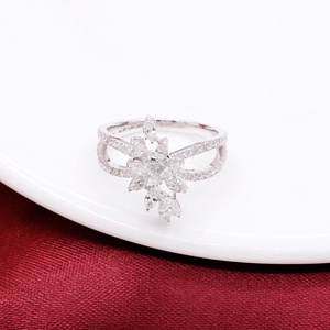 Anillo de oro blanco de 18k con diamantes marquesa naturales y diseño floral de tallo dividido, al por mayor, Memoria Jewels - Product Image 2
