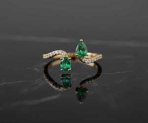 แหวนทองคำ 14KT สีเหลืองทอง ได้รับการรับรองจาก Toi-et-Moi ประดับมรกตธรรมชาติและเพชร - Product Image 1