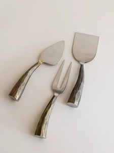 Un ensemble de couteaux à fromage en métal élégant et impressionnant, idéal pour une réception élégante, avec une structure métallique durable assurant une utilisation longue durée. - Product Image 6