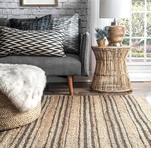 Tapis moderne en jute naturel tissé à la main avec motif rayé gris, écologique et durable, pour salon - Product Image 1