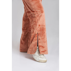 Ensemble de survêtement en velours personnalisé pour femmes |   Veste zippée intégrale et pantalon large |   Vêtements de détente en velours doux |   Fabricant OEM et ODM - Product Image 4