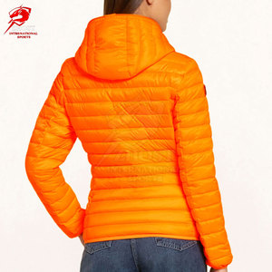 Chaquetas térmicas personalizadas con logotipo para mujer, para clima frío, casuales, con capucha, cierre completo, gruesas y aisladas. - Product Image 3