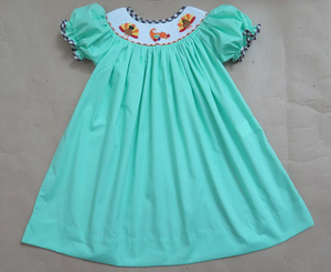 Robe smockée vert menthe pour petite fille – Robe Bishop brodée d'un dindon de Thanksgiving avec bordure en gingham - Product Image 1