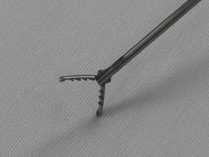 คีมจับอวัยวะชนิด Alligator Forceps สำหรับการผ่าตัดผ่านกล้องแบบแมนนวล ทำจากสแตนเลสสตีล ใช้ซ้ำได้ คุณภาพสูง โดย Mahfooz Instruments - Product Image 4