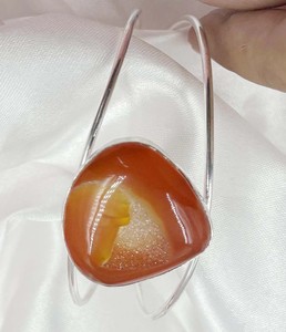 Bracelet manchette large réglable Lusterelics en agate orange naturelle drusée, style bohème chrétien, plaqué argent, double fil, forme goutte d'eau - Product Image 3