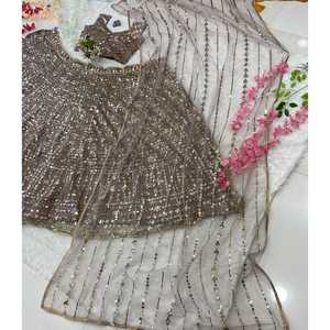 Lehenga Choli de Diseño con Múltiples Secuencias, Hermoso Traje para Fiestas - Product Image 1