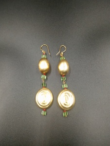 Pendientes de aro chapados en oro vintage de Amaira Jewels con perlas de imitación, joyería de moda de aleación, pendientes geométricos de regalo para mujer. - Product Image 2