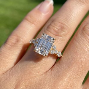Bague en argent 925 avec moissanite, taille brillant rond, bijoux de créateur étincelants, cadeau élégant pour femme - Product Image 2