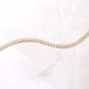 Pulsera de tenis clásica chapada en oro con cristales de circonita redondos de talla brillante y engaste de garras, unisex, para uso diario. - Product Image 1
