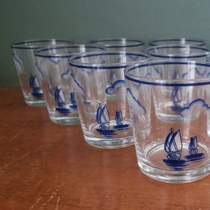 Pot à bougie en verre peint à la main en forme de voilier bleu, parfait pour les salons, les chambres, les restaurants, les spas, les mariages et la décoration festive. - Product Image 3