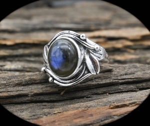 Bague artisanale en labradorite, pierre naturelle chatoyante, bijou bohème, design feuille en argent sterling, cadeau pour elle - Product Image 1