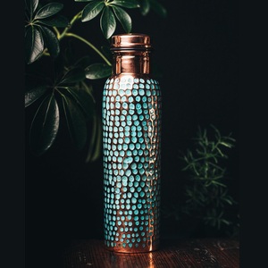 Juego de Botellas de Agua de Cobre al por Mayor con 2 Vasos de Cobre con Acabado Martillado, Recipientes Reutilizables de Cobre Indio para Bebidas y Almacenamiento de Agua - Product Image 6