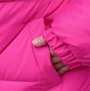 Chaqueta Acolchada Rosa con Capucha y Cierre de Botones, Cortavientos, Informal de Invierno, Corte Regular, Unisex, Relleno de Poliéster, Color Sólido - Product Image 3