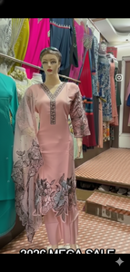 Exquisito Vestido de Organza Rosa Pálido con Bordado Floral, con Intrincados Bordes de Corte Festoneado y un Acabado Festivo de Lujo - Product Image 3