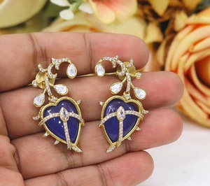 Adorables boucles d'oreilles pendantes en laiton plaqué or avec moissanite de qualité supérieure, élégantes et tendance, pour femmes et jeunes filles, idéales pour les mariages et les soirées. - Product Image 5