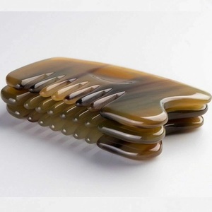 Peigne artisanal moderne en corne de buffle naturelle, poli et sculpté, pour massage des cheveux et du cuir chevelu, objet d'art et de collection - Product Image 2
