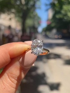Bague de fiançailles ovale 2 carats avec halo caché, diamant de laboratoire, bande pavée en or jaune 14 carats, prix de gros - Product Image 1