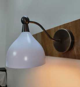 Lampe murale moderne pour salle de bain, dôme blanc, finition noire, éclairage décoratif à grain de bois - Product Image 4