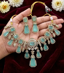 Ensemble collier et boucles d'oreilles assortis en laiton bleu ciel de luxe, style bohème Kundan Polki, plaqué or, traditionnel indien, pour mariage, unisexe - Product Image 3