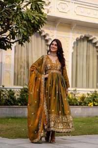 Robe Anarkali en satin brodé Fendy avec dupatta assortie, ensemble entièrement cousu, coupe évasée, tenue scintillante (II 38) DC - Product Image 4