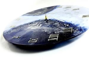 Horloge murale en résine, élégance classique, horloge murale en bois et résine pour une pièce décorative unique, en provenance d'Inde - Product Image 3