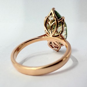 แหวนหมั้นเพชรทรงมาร์คีส์สีเขียว 8 กะรัต ทองคำ 14K โรสโกลด์ น้ำหนักรวม 8.05 กะรัต เครื่องประดับสั่งทำพิเศษ - Product Image 4
