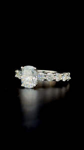 4.88CTW Anillo de corte de cojín de moissanita con acentos redondos laterales Anillo de Bodas de compromiso de Plata de Ley 925 chapado en oro para regalo - Product Image 5