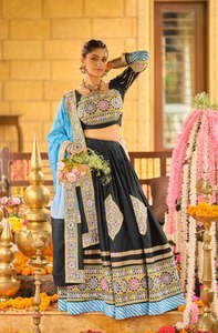 Vente en gros VYANI RR-16 Lehenga Choli Navratri en tissu rayonne à manches longues, broderie et travail de miroirs, entièrement cousu, Chaniya de créateur - Product Image 2