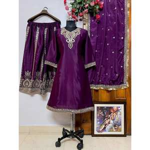 Tenue de soirée taille XL avec broderie de paillettes pour un look élégant - Product Image 2