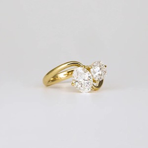 Bague de fiançailles solitaire Toi et Moi en or jaune 14 carats avec diamant ovale taille coussin de 2,25 carats, deux pierres cultivées en laboratoire, style minimaliste - Product Image 5