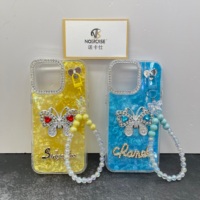 Coque de téléphone à motif papillon en strass, coque rigide transparente avec bracelet perlé, coque de téléphone tendance antidérapante et résistante aux chutes