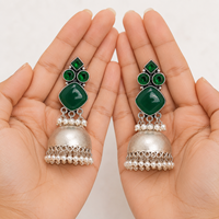 Prix de gros Boucles d'oreilles pendantes traditionnelles Jhumka Bollywood en onyx vert plaqué argent oxydé pour femmes, directement du fabricant
