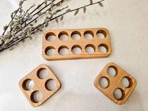 Support à œufs en bois artisanal de qualité supérieure pour une cuisine luxueuse, améliorant la décoration du comptoir grâce à la beauté naturelle du bois. - Product Image 3