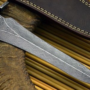 Cuchillo de Colección de Acero de Damasco Forjado a Mano con Mango de Madera de Olivo Natural - Product Image 6