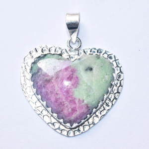 Colgante de Zoisita Rubí, Diseño Artesanal, Tamaño Personalizable, Mejor Precio por Unidad - Product Image 1