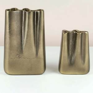 Pot de fleurs au design moderne, petite et grande taille, designs personnalisables faits à la main, vases en métal, finition dorée, pots de fleurs en aluminium - Product Image 1