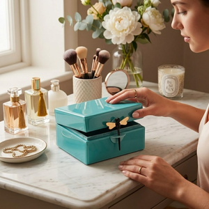 Ensemble de boîtes décoratives en verre turquoise moderne avec poignée en forme de libellule métallique |   Étuis de rangement de luxe pour bijoux et maquillage de vanité - Product Image 4