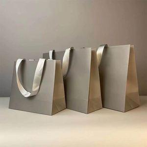 Sacs shopping en papier classique avec poignées plates, réutilisables pour les entreprises et le shopping, impression personnalisée en couleurs. - Product Image 3