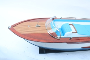 Lancha Riva Junior de Madera Hecha a Mano - Modelo de Yate Deportivo Italiano Clásico para Decoración de Hogar u Oficina - Product Image 3