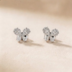 Boucles d'oreilles clous papillon en or blanc 9K avec diamant taille poire de 1,60 carat cultivé en laboratoire, bijoux fins en gros - Product Image 1